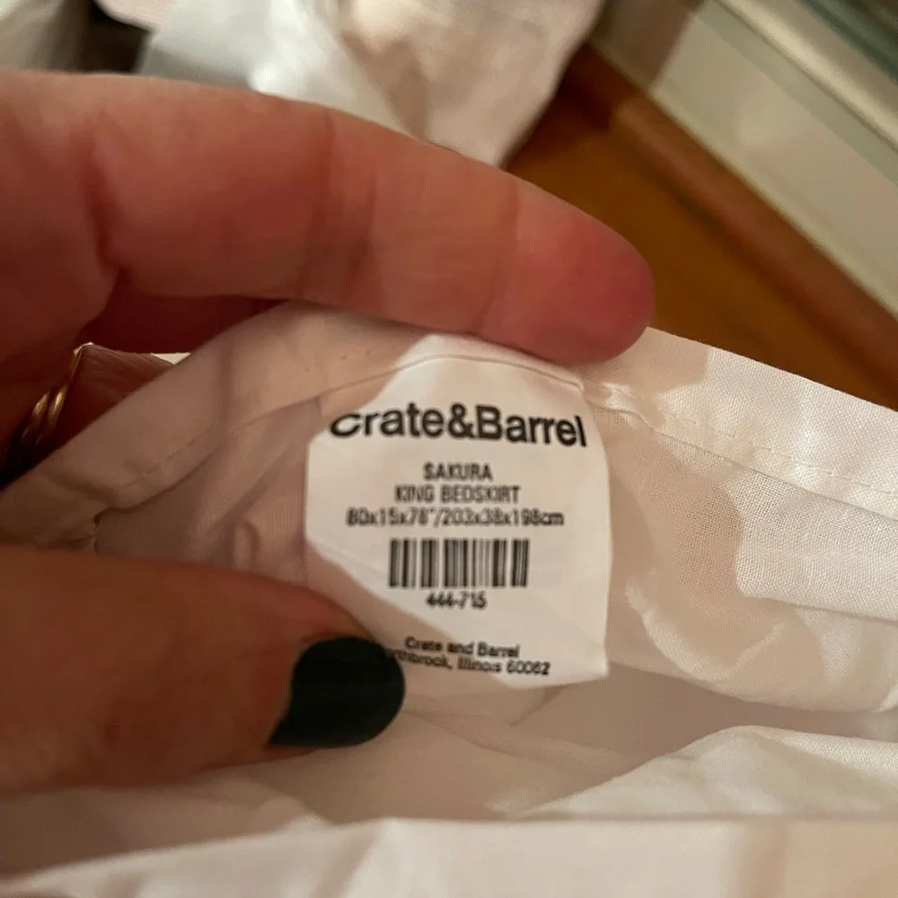 NWOT Crate & barrel king size sakura king bed skirt